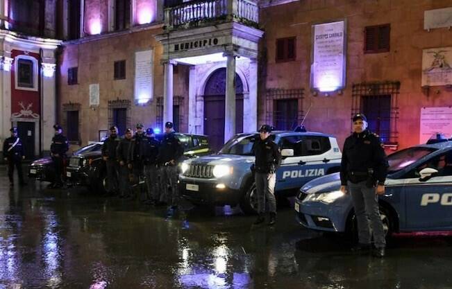 Carabinieri, guardia di finanza e polizia in piazza Mercurio a Massa