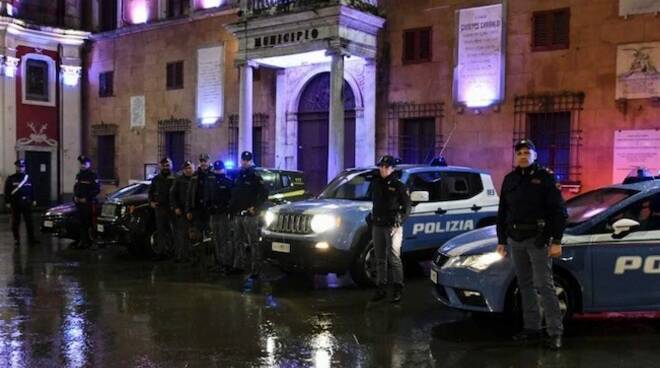 Carabinieri, guardia di finanza e polizia in piazza Mercurio a Massa