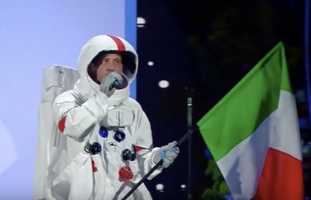 Francesco Gabbani vestito da astronauta a Sanremo 2020