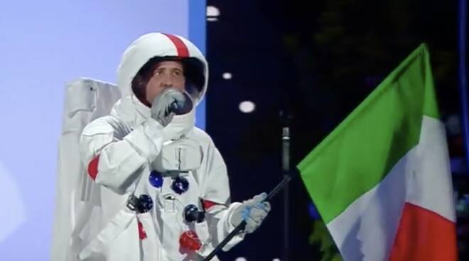 Francesco Gabbani vestito da astronauta a Sanremo 2020