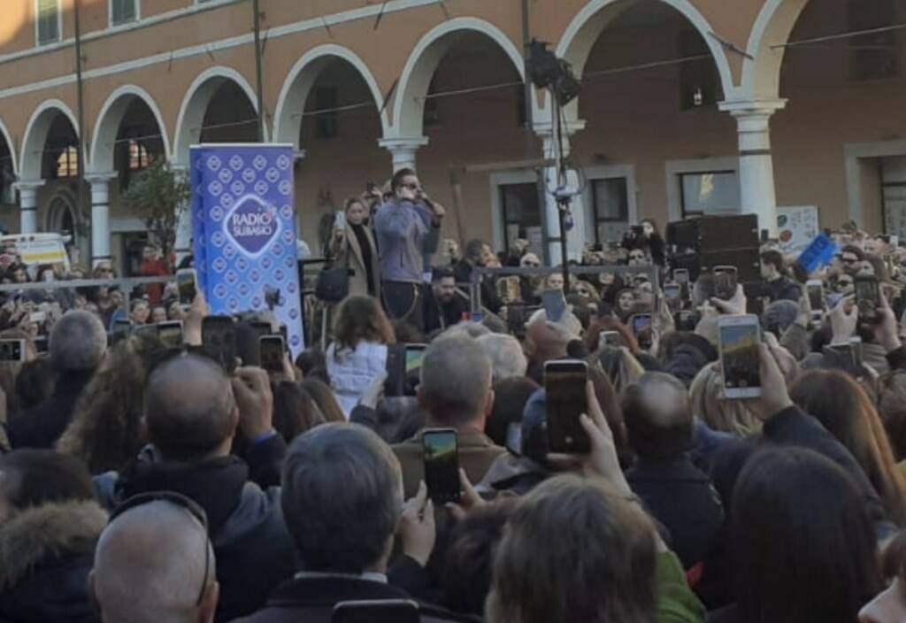 L'abbraccio di Carrara per Francesco Gabbani