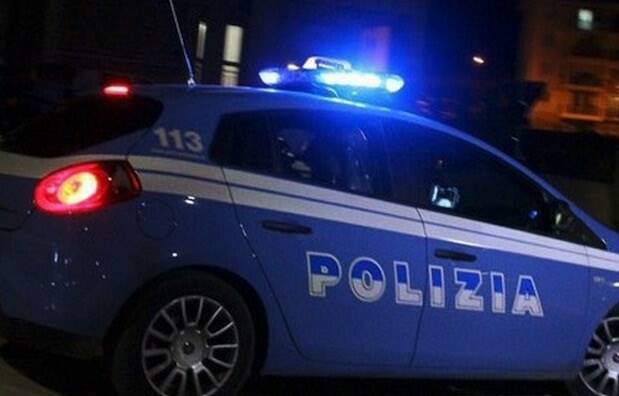 Una volante della polizia di Stato