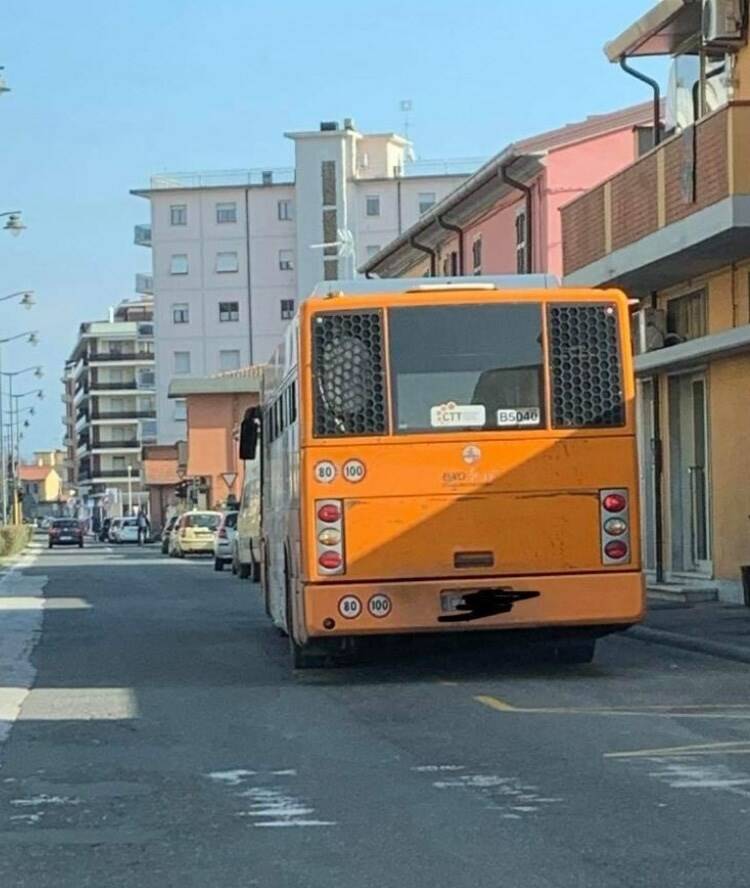Bus coi freni rotti a Marina di Carrara