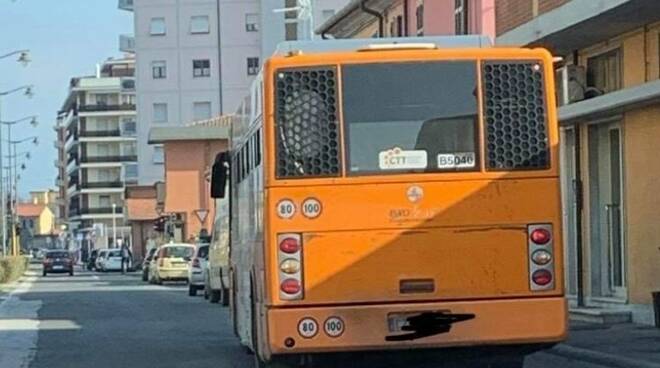 Bus coi freni rotti a Marina di Carrara