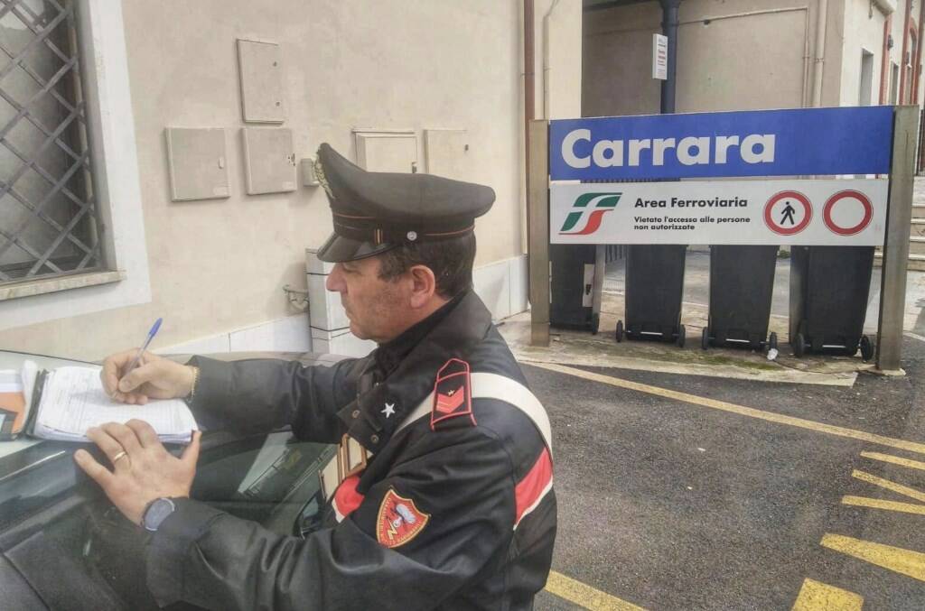 Carabinieri alla stazione di Carrara-Avenza