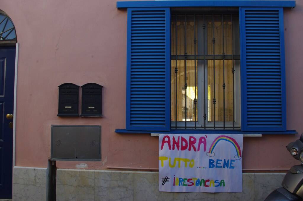 Coronavirus, Massa sul balcone