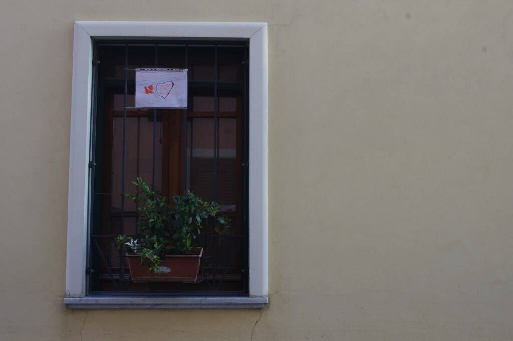 Coronavirus, Massa sul balcone