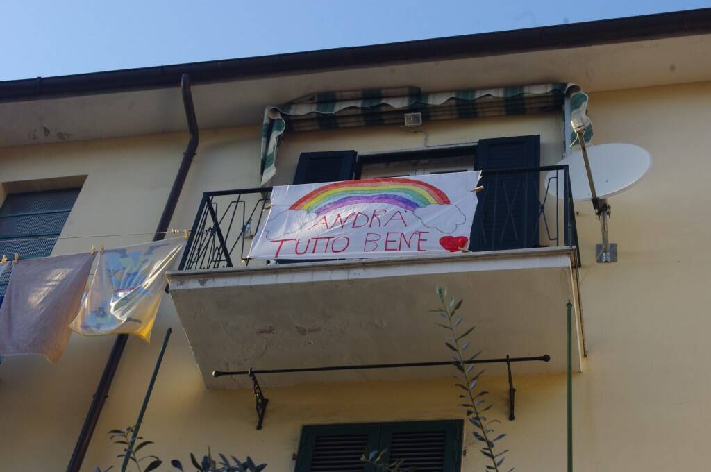 Coronavirus, Massa sul balcone