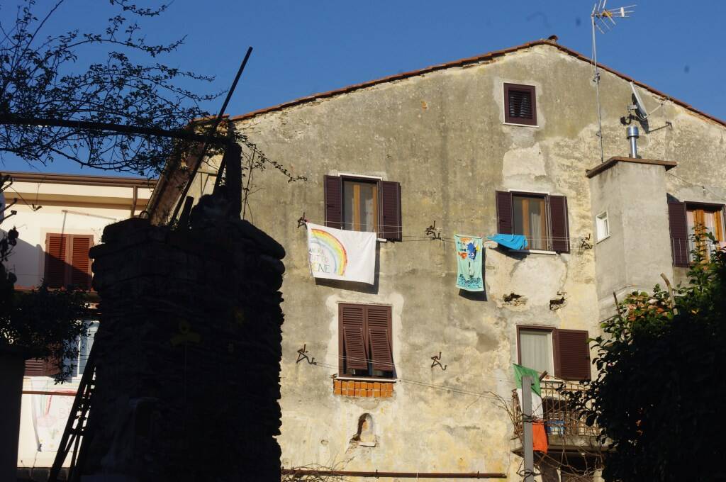 Coronavirus, Massa sul balcone