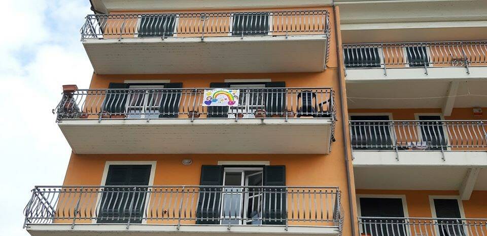 Coronavirus, Massa sul balcone