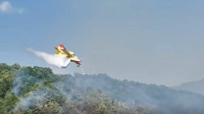 Il canadair in azione sull'incendio a Casola in Lunigiana