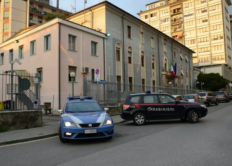 Polizia e carabinieri all'esterno della Questura di Massa