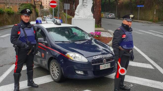 Posto di blocco dei carabinieri a Carrara 