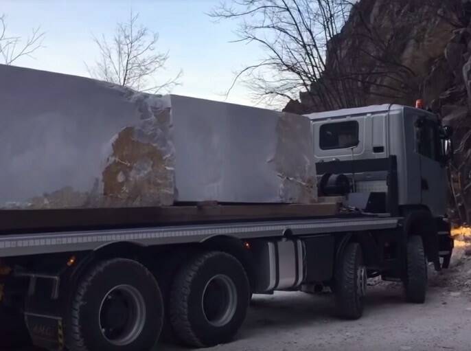 Un camion che trasporta blocchi di marmo di Carrara