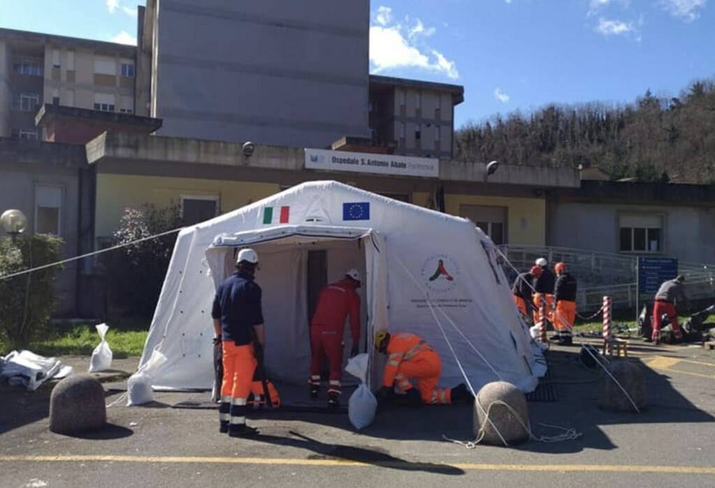 Una tenda pre-triage all'esterno all'ospedale di Pontremoli