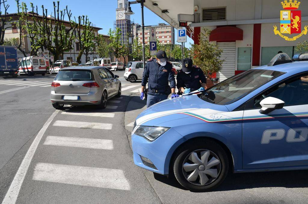 Alcuni momenti dei controlli della Polizia