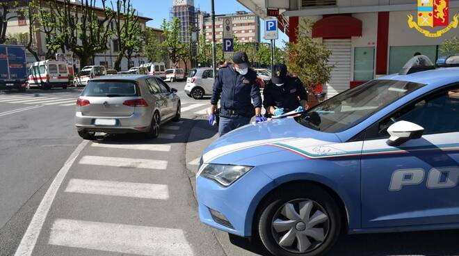 Alcuni momenti dei controlli della Polizia