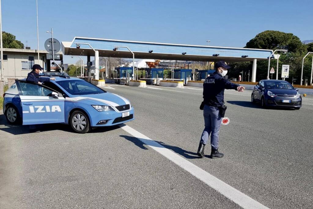 I controlli della polizia al casello di Massa