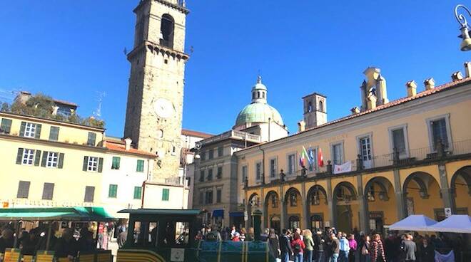 Il centro di Pontremoli affollato per le Giornate di Primavera del Fai