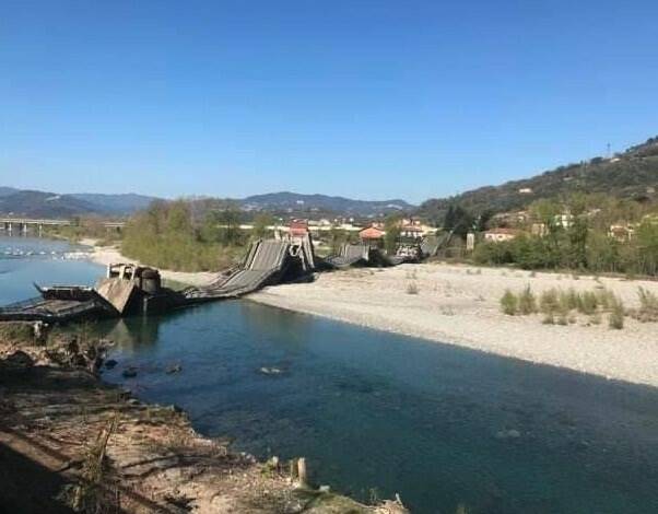 Il ponte sul Magra di Albiano crollato