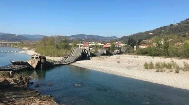 Il ponte sul Magra di Albiano crollato