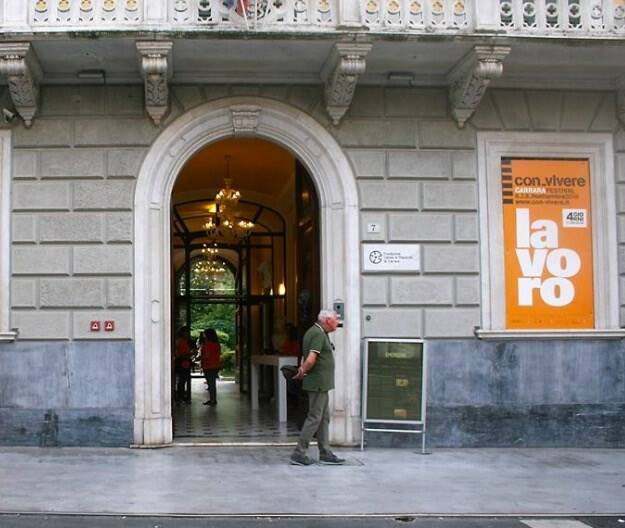 L'ingresso di Palazzo Binelli sede della Fondazione Cassa di Risparmio di Carrara