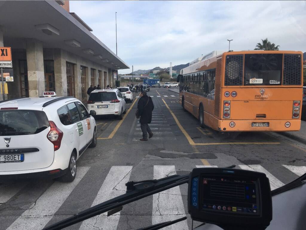 Bus alla stazione ferroviaria di Massa