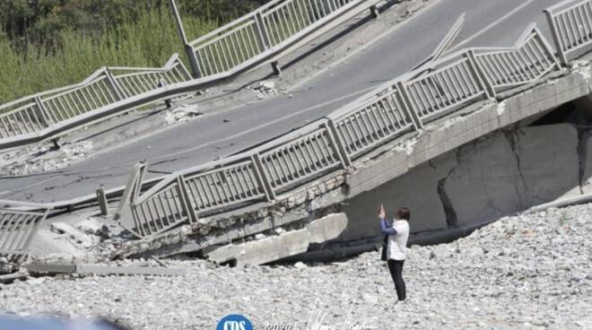 Crollato il ponte sul Magra, disastro ad Albiano