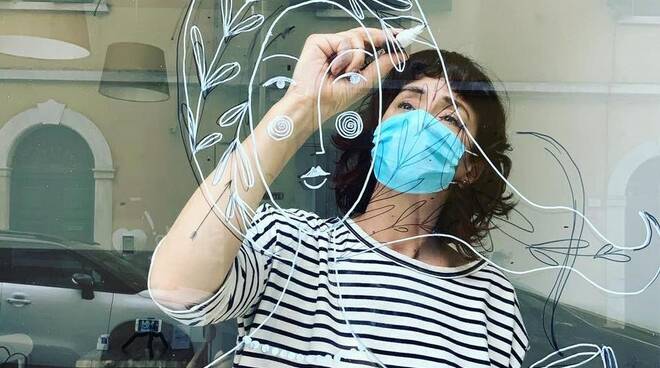 Enrica Pizzicori decora una vetrina