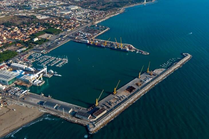 Il porto di Marina di Carrara