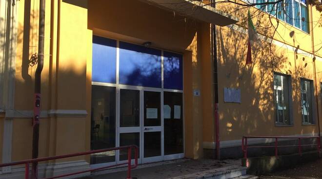 L'ingresso della scuola Giromini di Marina di Carrara