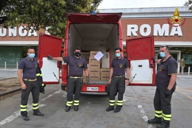 La donazione dei Vigili del Fuoco di Massa-Carrara alle famiglie bisognose