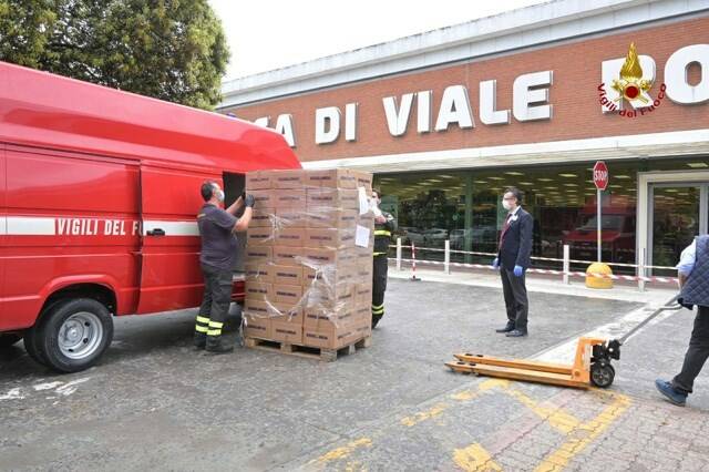 La donazione dei Vigili del Fuoco di Massa-Carrara alle famiglie bisognose