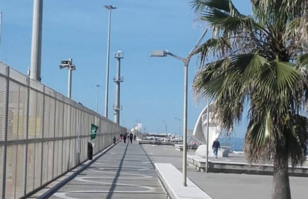 La passeggiata del molo di ponente a Marina di Carrara