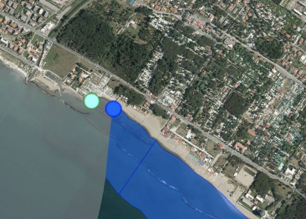 La spiaggia in area "Campeggi" oggetto del divieto di balneazione