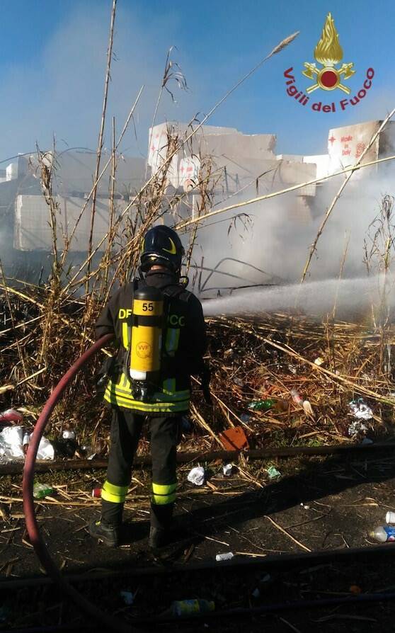 Lo spegnimento dell'incendio al campo nomadi del Lavello