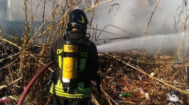 Lo spegnimento dell'incendio al campo nomadi del Lavello