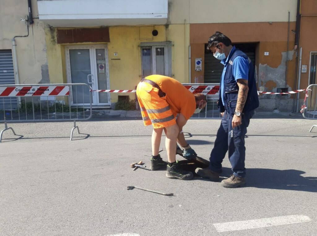 Operai al lavoro dopo il cedimento di via delle Mura Nord a Massa