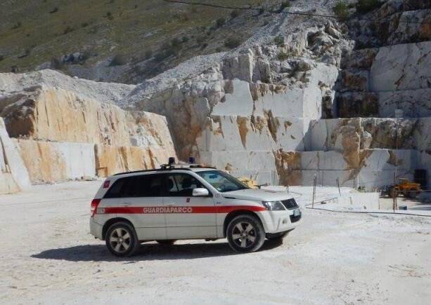 Un'auto dei Guardiaparco in una cava