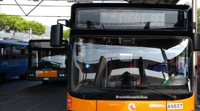 Autobus nel deposito Ctt di via Catagnina a Massa