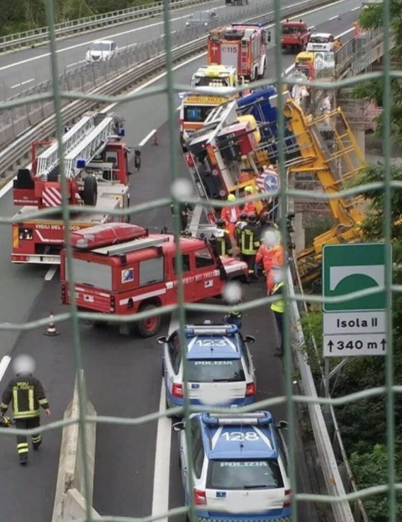 Camion si ribalta in A15, ci sono feriti