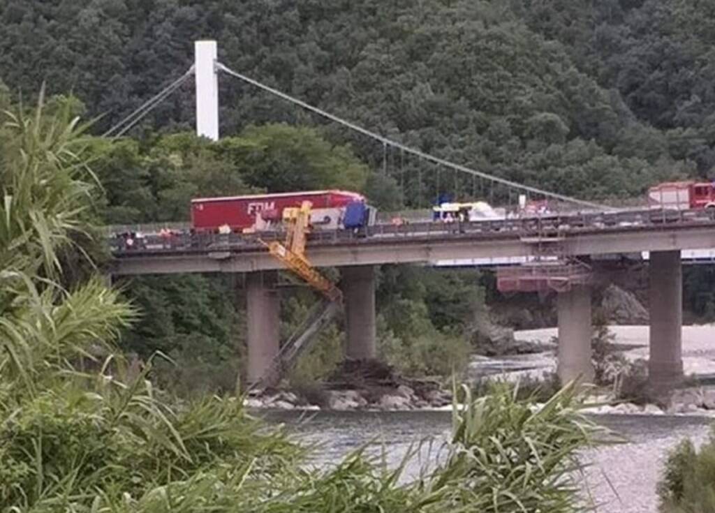 Camion si ribalta in A15, ci sono feriti