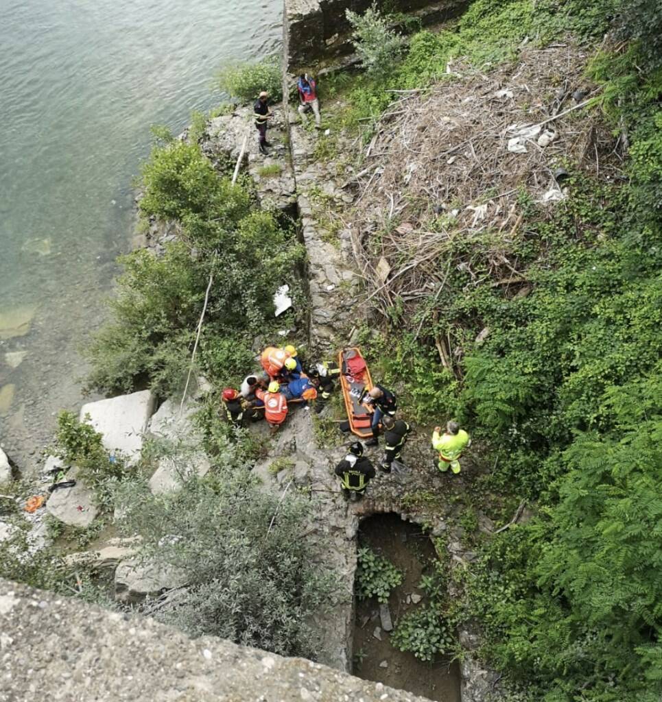 Camion si ribalta in A15, ci sono feriti