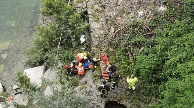 Camion si ribalta in A15, ci sono feriti