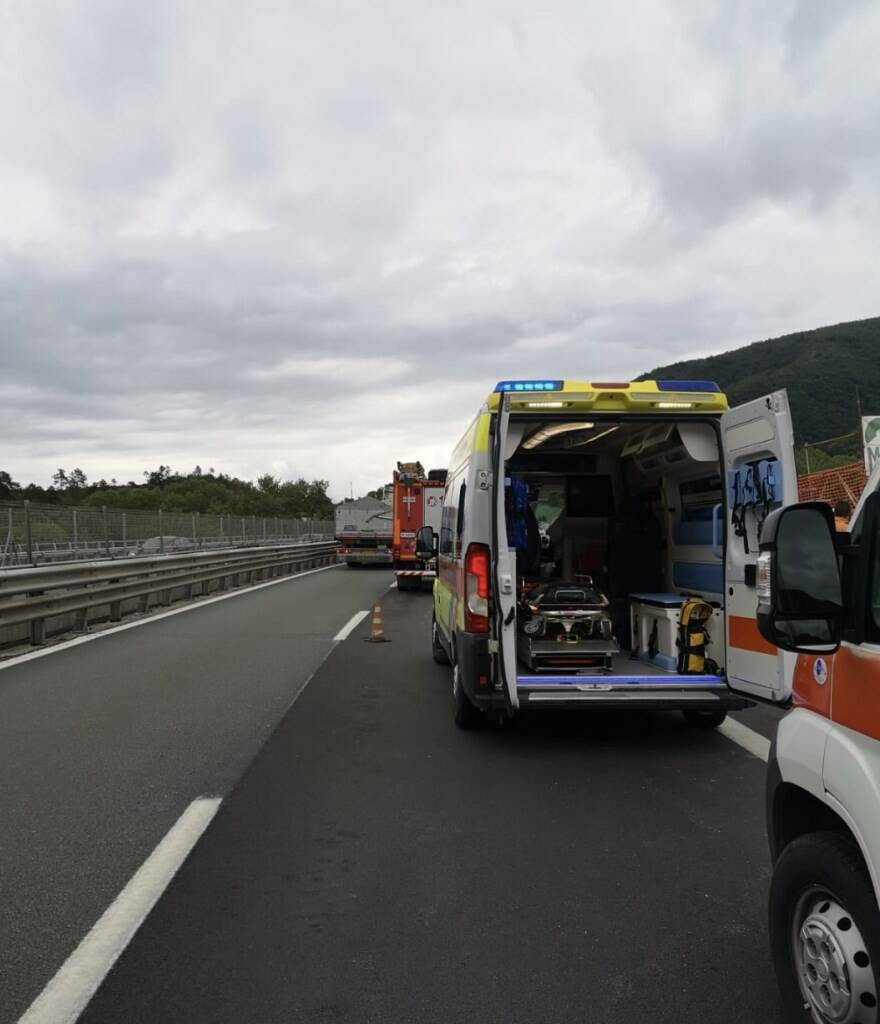 Camion si ribalta in A15, ci sono feriti