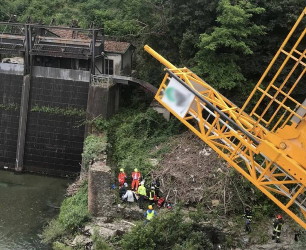 Camion si ribalta in A15, ci sono feriti