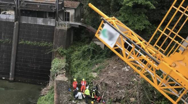 Camion si ribalta in A15, ci sono feriti