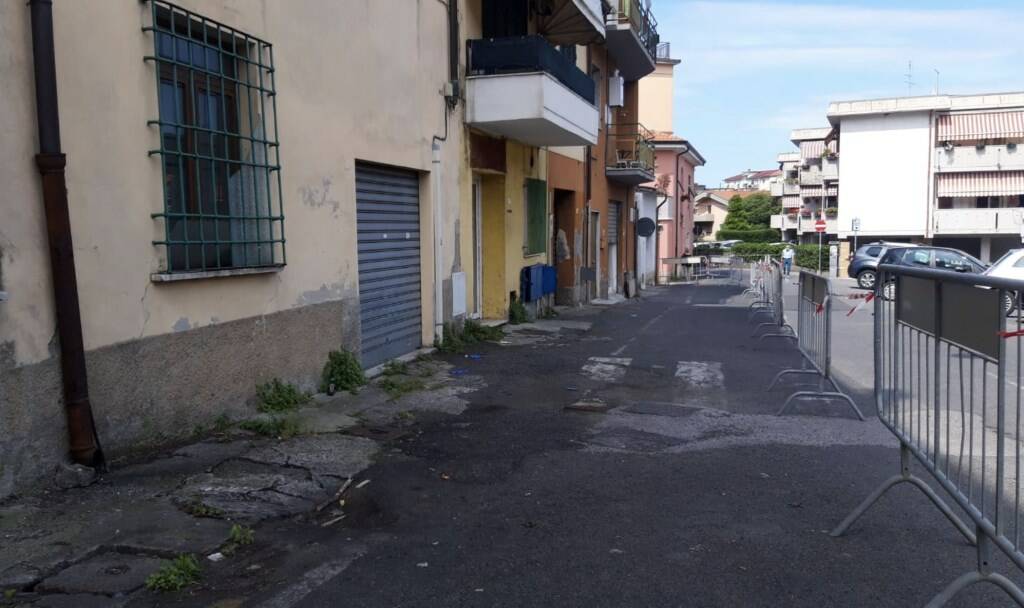 Cede una strada in centro a Massa, evacuate diverse famiglie