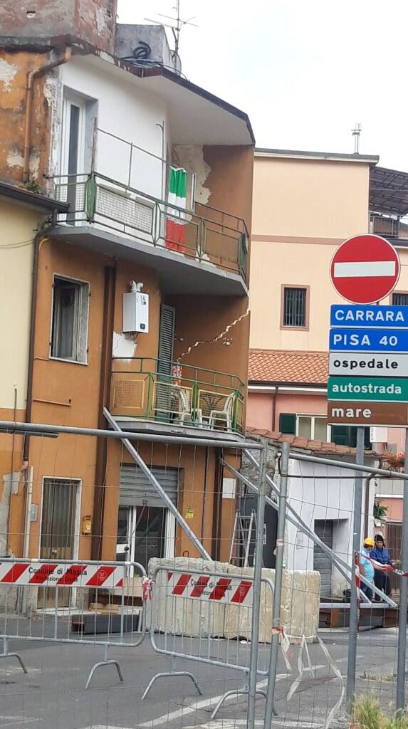 Cede una strada in centro a Massa, evacuate diverse famiglie