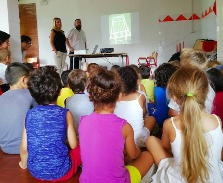 I bambini a lezione di "raccolta differenziata"